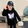 Camiseta de algodão puro para meninas de tamanho médio e grande, blusa básica fofa de manga comprida para crianças, top para menina, novo estilo primavera e outono 2026