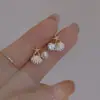 Pendientes de diseño de concha de estrella de mar y perla, lujo ligero y únicos, pendientes pequeños, simples, elegantes y dulces, pendientes de verano para mujer