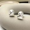Pendientes de dos piezas de perlas cepilladas, hermosos pendientes de diseño de nicho personalizados, pendientes colgantes con espalda de viento frío para mujer