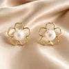 Nuevos pendientes de botón flor de oro retro estilo chino, diseño simple y único, pendientes elegantes y lujosos de lujo ligero para mujer