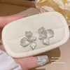 Novos Brincos de Flor em Esmalte Branco com Ganchos de Prata 925 para Mulheres, Brincos Exquisitos de Nicho Versáteis com um Toque de Luxo Leve e de Alta Qualidade