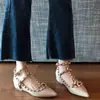 2025 Nuevos Tacones de Cuña con Punta Aguda y Remaches de Diseño de Nicho para Mujer con Tira Cruzada Estilo Retro Zapatos de Tacón Alto para Viajar al Trabajo