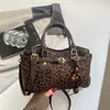 Bolsa colgante de adorno con estampado de leopardo miu de alta gama para mujer, nuevo estilo 2026, bolso de mano retro de un solo hombro, bolso cruzado versátil para el trabajo