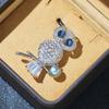 Broche de Búho Bicolor Dorado y Plateado Incrustado de Diamantes Exquisito Distintivo Ojo de Cristal Artificial Pin de Animal Accesorios para Hombres y Mujeres