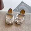 Sapatilhas Retro com Laço Infantil Verão 2025 Solado Macio Sapatos Ballet Mary Jane Renda Acabamento Sapatilhas Casuais