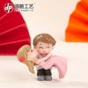 Micro Paisaje Muñeca de Plástico Adornos Pequeños Abrazo Princesa Boda Pareja Llavero DIY Accesorios Decoraciones para Pastel