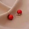 Brincos de pérola vermelha com design minimalista original para mulheres, novos brincos de gancho de moda populares de 2026 atacado
