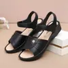 Sandálias Femininas Novas de Verão 2026, Sapatos Planos Estilo Mãe, Modernos e Versáteis, com Fivela de Uma Tira, Solado Macio, Confortáveis para Uso ao Ar Livre