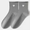 Meias soquete delicadas com estampa de coração, meias até a panturrilha, fofas e estilosas para outono e inverno, com bordas dobradas, meias femininas, Indústria de Meias Zhujie