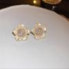 Pendientes de camelia con nicho de lujo y aguja de plata S925 para mujer, estilo moderno y frío, joyería de alta gama con flores francesas.