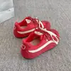 Sapatos de Maçã Vermelha para Mulheres, Outono 2026 Novo Vintage Esportivo Respirável Casual Sapatilhas de Solado Fino, Sapatos de Treino Alemães Extremamente Atraentes