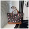 Bolsa Feminina de Ombro Único, Estilo Novo, Estampa de Cereja Texturizada, Moderna e na Moda, Bolsa Feminina Casual para Mães