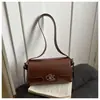 Bolsa Cuadrada Pequeña de Nuevo Retro Temperamento para la Primavera Bolso Simple Casual para Viajes Diarios de Hombro Cruzado Personalidad Hebilla de Cierre Bolso de Mujer