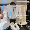 2026 Nuevo Estilo Coreano Moda Top con Lazo Versátil para Bebé Camiseta Base Camiseta de Manga Larga para Niños Camiseta de Moda para Primavera y Otoño