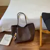 Bolso tote nuevo de alta calidad y gran capacidad para mujer 2026, adecuado para el trabajo y los desplazamientos, con un patrón tejido, diseño retro de moda y color sólido