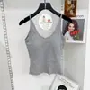 Camisole de Algodão Canelado Costas Nuas Cruzadas com Bojos de Látex Fixos, Regata Interna Justa e Valorizadora