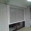 Puerta Enrollable Perforada Eléctrica de Aleación de Aluminio para Tiendas, Garajes, Balcones, Ventilación, Transpirabilidad y Antirrobo