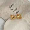 Pendientes Flor Dorada Aguja Plateada Nuevos Franceses Retro Lujo Ligero Sensación de Alta Gama Pendientes de Botón Temperamento Sencillo Joyería Versátil para Orejas