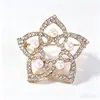 Broche vintage con adornos de diamantes, broche de aleación de alta gama y versátil, accesorio de pin de moda para mujer de comercio exterior al por mayor