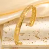 Pulsera de Acero Dorado con Patrón de Filigrana Incrustada con Diamantes Que No Se Desvanece, Pulsera de Acero de Titanio Curva en Forma de C de Moda Europea y Americana Transfronteriza con un Aspecto de Alta Gama