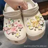 Toma un bocado de una manzana roja Hebilla de zapato zueco DIY Extraíble Lindo Juguete de Comida Botón Flor de Zapato Decoración de Parte Superior Venta al por Mayor