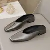 Meias Pantufas Fechadas Estilo Coreano para Mulheres 2026 Novas Sandálias Mule Planas de Bico Quadrado para Uso Externo Sapatos de Verão