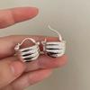 Pendientes de metal con perlas a rayas retro francesas, diseño de nicho femenino, pendientes sencillos de estilo antiguo que combinan con todo.