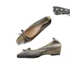 Sapatos de salto médio rasos elegantes 2026 outono camurça retalhos laço salto grosso bico quadrado Mary Jane