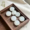 Pingente de Paz em Seda Dourada e Jade com Padrões de Flores Flutuantes, Jade Verde Tianshan com Tom Levemente Branco, Pingente de Paz para Corrente de Clavícula