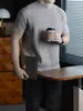 Suéter de tricô canelado quente, macio e delicado com gola alta discreta, mangas curtas e design liso, perfeito para o outono masculino como uma camada base confortável e casual