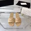 Chinelos Acolchoados com Etiqueta de Metal Estilo Tweed Novo Estilo Primavera e Verão 2024 Sapatilhas de Uma Tira Bico Redondo Chinelos de Casa para Mulheres