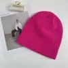 Touca de tricô branca para mulheres outono e inverno estilo coreano moderna combina com tudo cor sólida grande circunferência da cabeça lã touca pulôver pós-parto
