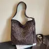 Bolsa de lona tipo tote para mujer, gran capacidad, nuevo bolso cruzado casual con estampado de leopardo para otoño/invierno 2026, versátil para la escuela y el trabajo diario