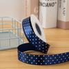 Poliéster com bolinhas finas de 2,5 cm com fita brilhante de bolinhas onduladas em um lado material para laços de acessórios de cabelo DIY feitos à mão para o dia das crianças