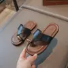 Sandalias de Moda para Niñas con Estampado de Leopardo para Exteriores Verano 2026 Nuevas Sandalias Romanas con Anillo Metálico en el Dedo del Pie Versátiles