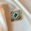 Broche Borboleta de Vidro de Luxo de Alto Padrão Transfronteiriço, Cristal Retro Incrustado com Diamantes, Elegante e Estiloso Broche para Blazer de Terno para Mulheres