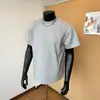 Camiseta de manga corta estilo americano para hombre, con un diseño de hombros entallado y detalles de patchwork, en un corte holgado y extragrande, perfecta para el verano de 2026, encarnando la estética moderna y genial del streetwear americano