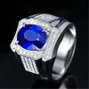 Anillo de Hombre Moderno y Audaz con Topacio Sintético Grande, Zafiro Azul Océano y Chapado Completo en Oro de 18 Quilates