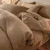 Juego de ropa de cama de cuatro piezas de terciopelo de leche engrosado y bordado para otoño e invierno, que incluye sábanas cálidas, funda de edredón y sábana bajera, diseñado para el dormitorio principal con una estética simple pero elegante.