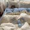 Juego de ropa de cama de cuatro piezas de terciopelo de leche para otoño e invierno, funda de edredón de terciopelo coral gruesa de doble cara de una pieza, juego de tres piezas de sábana de franela
