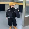 Jaqueta corta-vento Três em Um para Meninos para Primavera e Outono 2026 Novo Estilo Elegante Cool Bonito Conjunto de Duas Peças para Bebês Meninos
