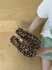 Sandalias de Dedo con Estampado de Leopardo Estilo Retro Coreano Nicho para Mujer Verano 2026 Nuevo Estilo de Hada Correa Fina Sandalias Romanas Zapatos de Playa
