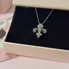 Colar de Flor de Íris Vintage Vazado, Corrente para Clavícula de Luxo Leve de Nicho de Alta Qualidade, Colar de Moda Exquisito e Versátil