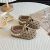 Sapatos de princesa fofos de bolinhas, nova coleção primavera/outono, sapatos de caminhada infantis, sapatos externos de sola macia para bebês, sapatos de couro para meninas pequenas