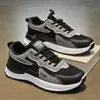 Novos sapatos masculinos de verão, sapatos de malha respirável, tênis versáteis e estilosos com sola grossa, tênis casuais para corrida estilo "dad shoes" para homens