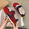 Sapatos casuais 2026 novo modelo, com aumento de altura, versáteis, de sola grossa, outono, tênis de treino alemães confortáveis para estudantes do sexo feminino, tênis esportivos com cadarços