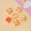 Tostada de huevo de fresa linda oso juguete de comida dibujos animados pegamento de crema accesorios de resina hebilla de zapato de madera material para joyería