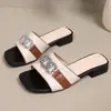 2026 Comércio Exterior Tamanho Grande Sandálias Quadradas Estilo Chanel com Salto Grosso de Encaixar para o Verão no Trajeto Sandálias Versáteis de Salto Baixo para Uso ao Ar Livre
