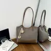 Bolsa feminina transfronteiriça retrô de grande capacidade, nova moda outono 2026, bolsa tote simples para o dia a dia
