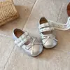 Sapatos pequenos de couro para meninas para o início do outono, elegantes sapatos estilo bailarina de princesa com laço e velcro para meninas pequenas, sapatos baixos infantis